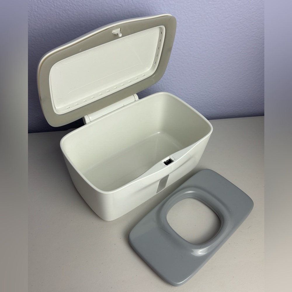 OXO White Plastic Wipe Dispenser